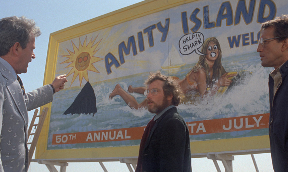 Jaws - The mayor points out graffiti to Hooper and Brody 